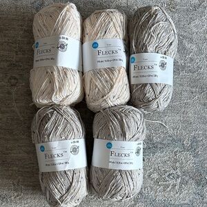Flecks yarn by loops &threads
5 pkg
Size 590 yds each